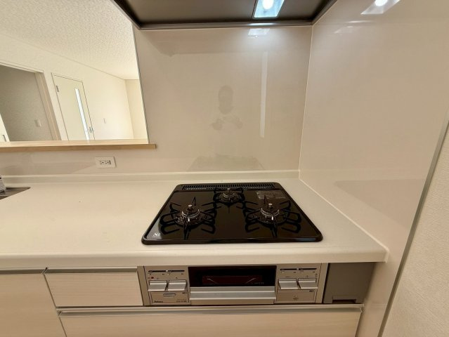 クレイドルガーデン南城市玉城前川 第3・５号棟のその他|ガスコンロ３口＆魚焼きグリル