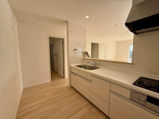 クレイドルガーデン南城市玉城前川 第3・５号棟のキッチン|奥行があり家事がしやすい対面式のシステムキッチン