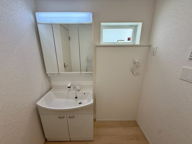 クレイドルガーデン南城市玉城前川 第3・５号棟の独立洗面台|ハンドシャワー付き洗面化粧台＆洗濯機置場／洗面室に窓