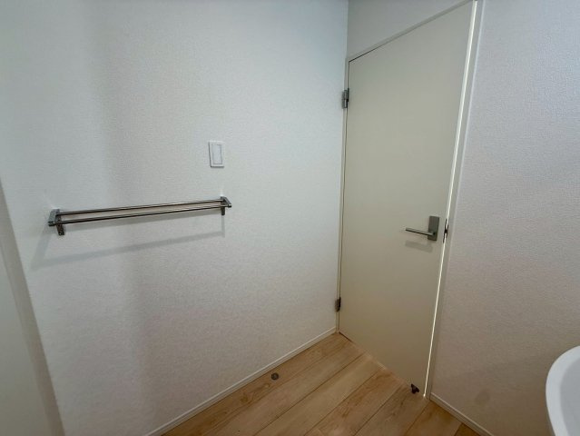 クレイドルガーデン南城市玉城前川 第3・５号棟のその他|収納スペースも確保できる独立洗面室・タオル掛けハンガー付き