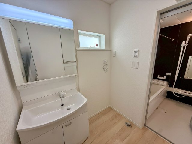 クレイドルガーデン南城市玉城前川 第3・５号棟の独立洗面台|ハンドシャワー付き洗面化粧台＆洗濯機置場から浴室への動線