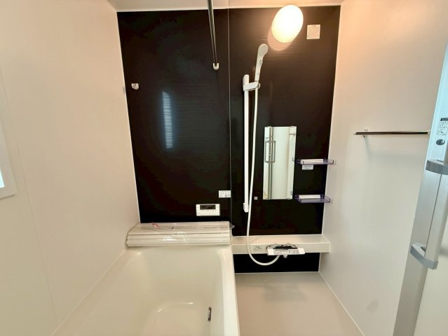 クレイドルガーデン南城市玉城前川 第3・５号棟の浴室|浴室のシャワーヘッド・鏡・シャンプーボトル類の収納スペースも◎