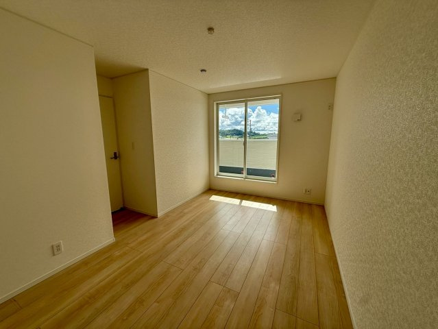 クレイドルガーデン南城市玉城前川 第3・５号棟の洋室|バルコニー付きで明るい二面採光の２階主寝室８帖