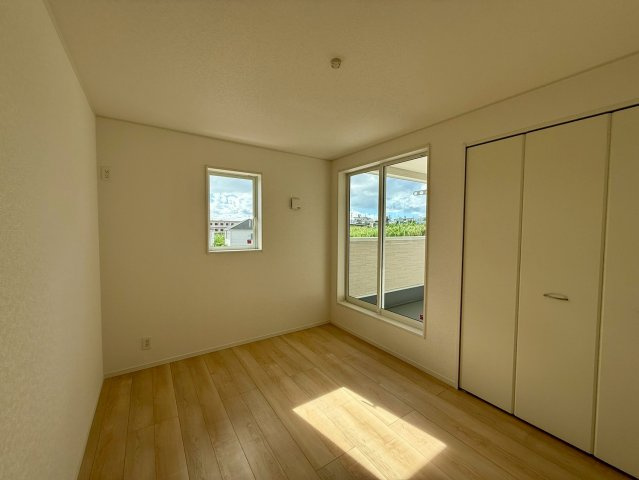 クレイドルガーデン南城市玉城前川 第3・５号棟の洋室|バルコニー付きで明るい二面採光の２階主寝室８帖・クローゼット収納付き