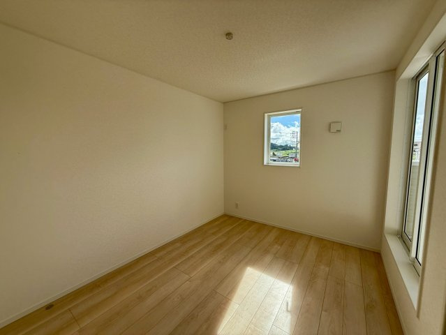 クレイドルガーデン南城市玉城前川 第3・５号棟の洋室|二面採光の２階主寝室８帖