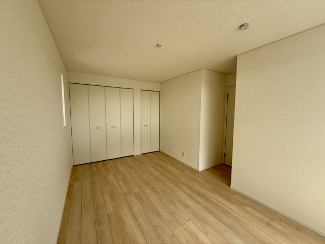 クレイドルガーデン南城市玉城前川 第3・５号棟の洋室|２階主寝室８帖・クローゼット収納×２