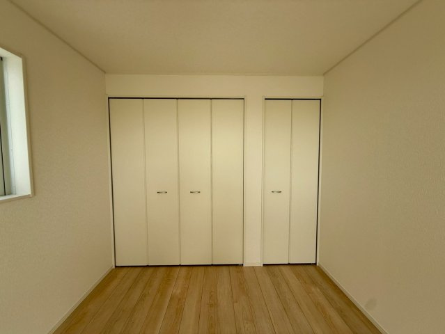 クレイドルガーデン南城市玉城前川 第3・５号棟の洋室|２階主寝室８帖・クローゼット収納×２