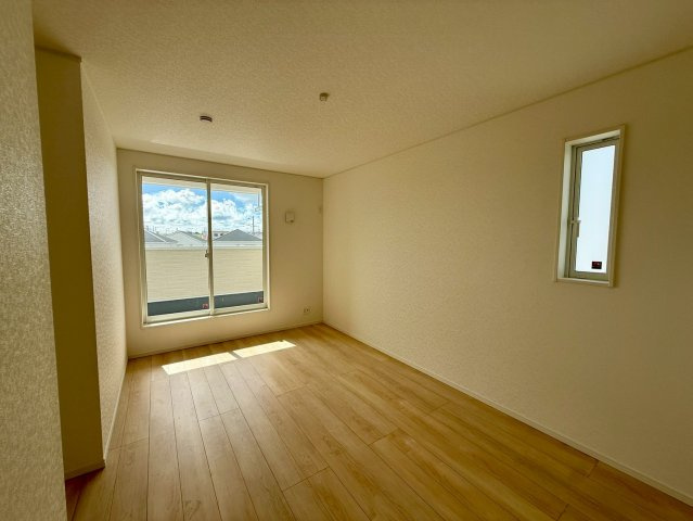 クレイドルガーデン南城市玉城前川 第3・５号棟の洋室|バルコニー付きで明るい二面採光の２階洋室６帖