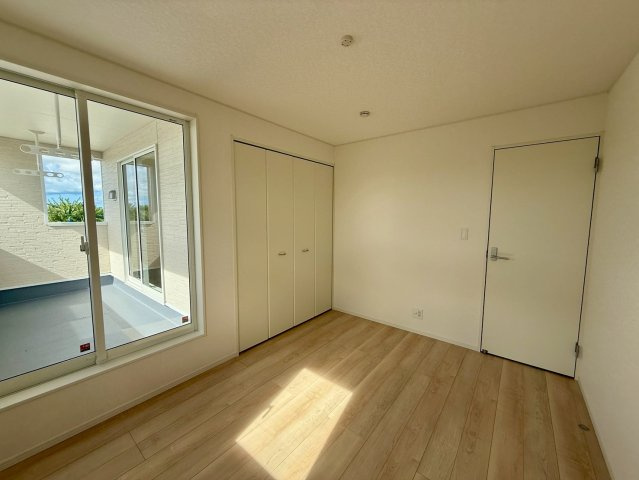 クレイドルガーデン南城市玉城前川 第3・５号棟の洋室|バルコニー付きで明るい二面採光の２階洋室６帖①クローゼット収納付き