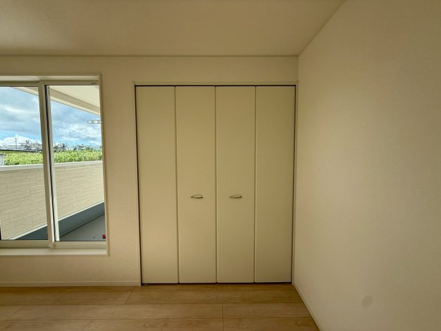 クレイドルガーデン南城市玉城前川 第3・５号棟の収納|バルコニー付きで明るい二面採光の２階洋室６帖①クローゼット収納付き