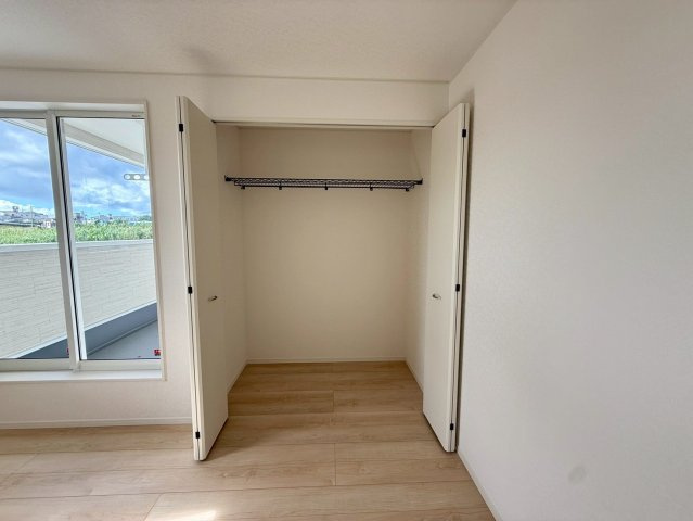 クレイドルガーデン南城市玉城前川 第3・５号棟の収納|バルコニー付きで明るい二面採光の２階洋室６帖①クローゼット収納付き