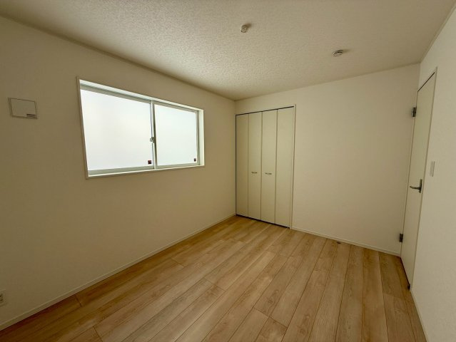 クレイドルガーデン南城市玉城前川 第3・５号棟の洋室|２階洋室６帖②クローゼット収納付き