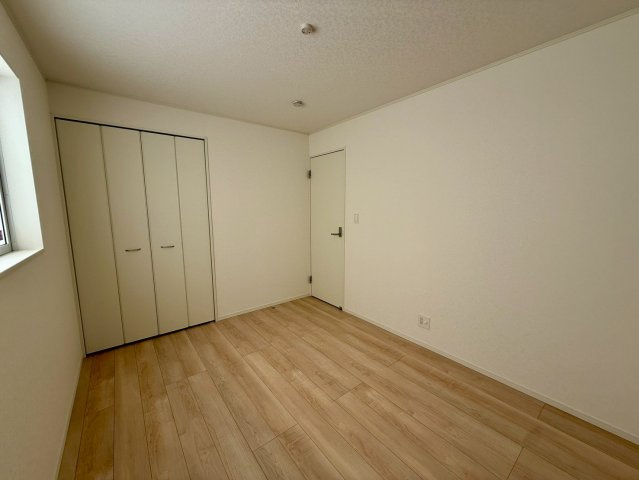 クレイドルガーデン南城市玉城前川 第3・５号棟の洋室|２階洋室６帖②クローゼット収納付き