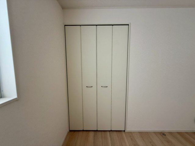 クレイドルガーデン南城市玉城前川 第3・５号棟の収納|２階洋室６帖②に設置されたクローゼット