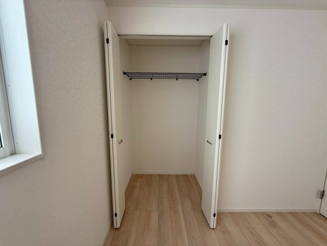 クレイドルガーデン南城市玉城前川 第3・５号棟の収納|２階洋室６帖②に設置されたクローゼット