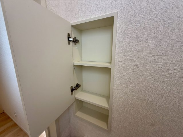 クレイドルガーデン南城市玉城前川 第3・５号棟のその他|２階トイレに設置された便利な収納棚