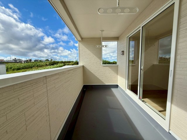 クレイドルガーデン南城市玉城前川 第3・５号棟のバルコニー|急な雨も安心♪様々な用途に使える二面ルーフバルコニー