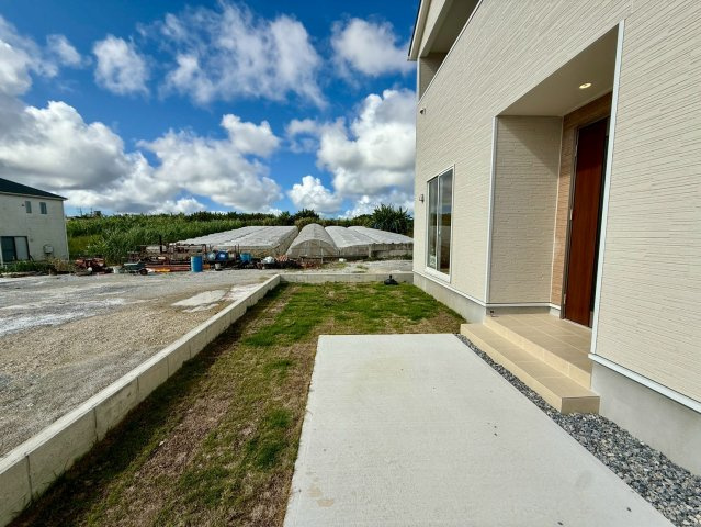 クレイドルガーデン南城市玉城前川 第3・５号棟の庭|リビングからも出入りできる庭付き♪