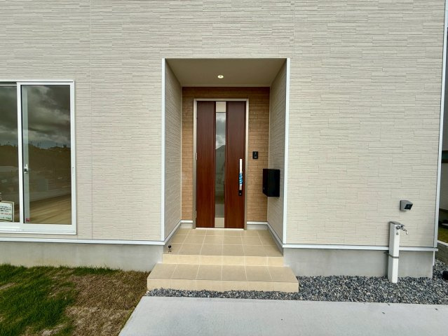 クレイドルガーデン南城市玉城前川 第3・５号棟の玄関|屋根付きで置き配スペースも確保できる玄関ポーチ／人感センサー付き玄関灯・TVモニター付きインターフォン・防犯カメラ