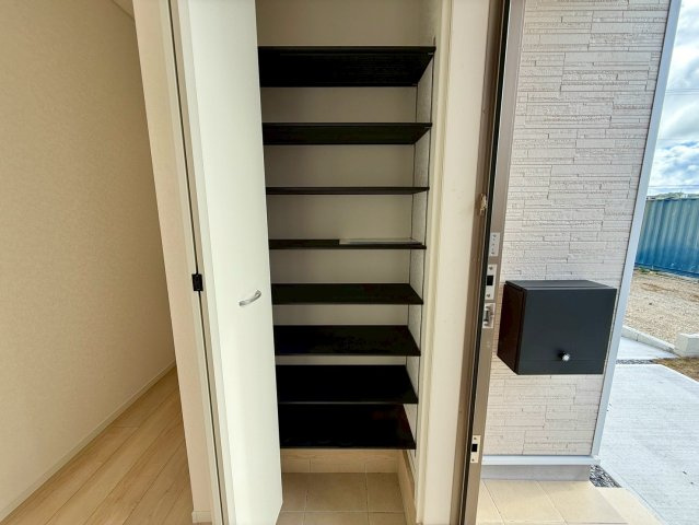 クレイドルガーデン南城市玉城前川 第3・５号棟の収納|可動式棚付きで収納力抜群のシューズクローゼット