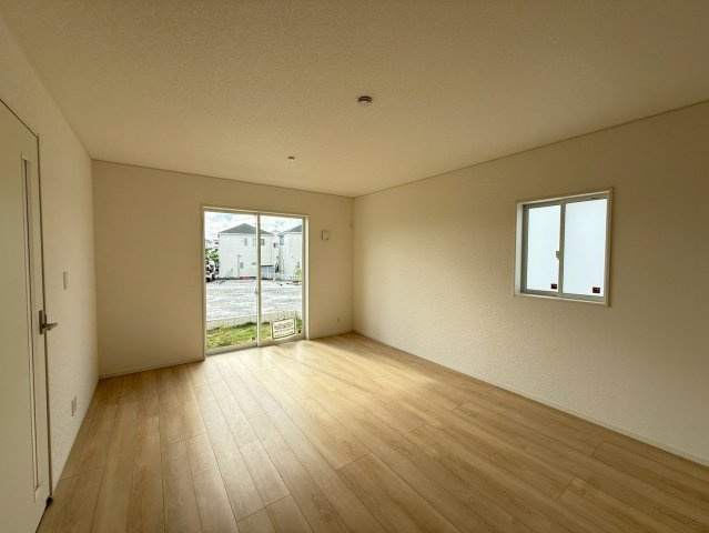 クレイドルガーデン南城市玉城前川 第3・５号棟の洋室|16帖の明るく広々としたLDK／掃き出し窓からはお庭への出入りも可能♪