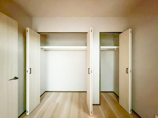 デザイナーズ新築分譲住宅！全23棟　泉区新橋町　残り4棟！の収納|各部屋にクローゼット完備。ゆとりの収納で片付けも掃除もテキパキ完了。もちろん、子ども部屋にもクローゼットがあるので、早くから「自分で片付け」の習慣が身につけられます。