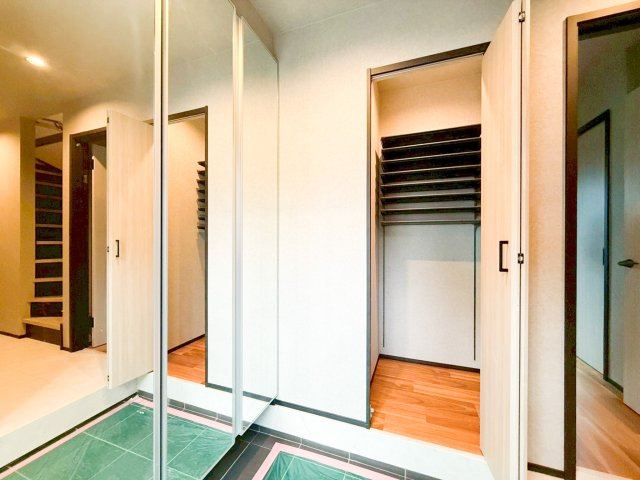 デザイナーズ新築分譲住宅！全23棟　泉区新橋町　残り4棟！の玄関|各部屋にクローゼットを設置していることはもちろん、玄関のシューズクローゼットは天井までの大容量。いつでもスッキリとした玄関でお客様をお迎えできます。