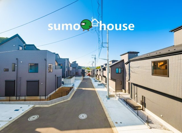 デザイナーズ新築分譲住宅！全23棟　泉区新橋町　残り4棟！の前面道路含む現地写真|建築の後も永く続く安心と信頼が建物の真価です。綿密な工程を経て誕生する住まいだからこそ、アフターケアの体制も第三者保証など万一の備えも怠りません。