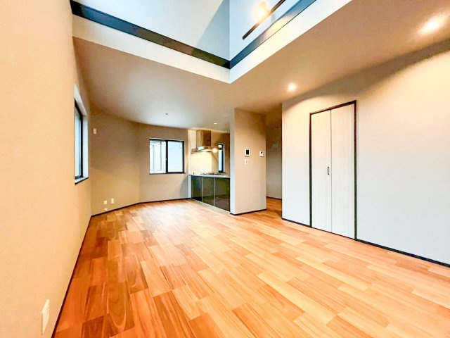 デザイナーズ新築分譲住宅！全23棟　泉区新橋町　残り4棟！の居間・リビング|家族の一体感を感じられる広々スペース。家族と過ごす時間を大切にする方にぴったりのゆとりの住空間。