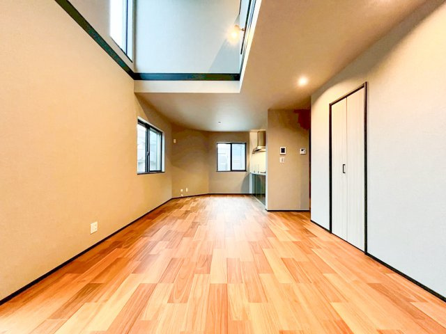 デザイナーズ新築分譲住宅！全23棟　泉区新橋町　残り4棟！の居間・リビング|会話が弾むリビング、料理が愉しくなるキッチン、明日への活力を養うベッドルーム。家は、ただ生活する場ではなく、暮らしを愉しく、快適にする場所。笑顔の毎日、安らぎの日々のために、最新の設備・仕様を採用。