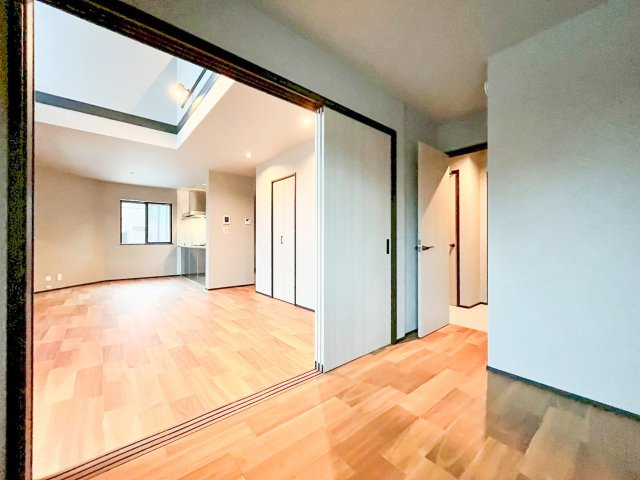デザイナーズ新築分譲住宅！全23棟　泉区新橋町の内装|南からの明るい陽光の射し込むリビングダイニングは、ナチュラルで落ち着いた印象。家族との寛ぎの場としてはもちろん、時にはお客様を招き、語らいを愉しむ迎賓の空間ともなる。