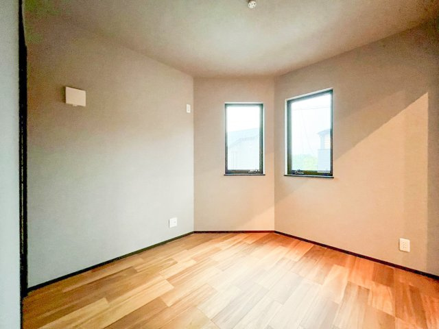 デザイナーズ新築分譲住宅！全23棟　泉区新橋町の洋室|早く引越しがしたい、転勤が決まった！という方におすすめの即入居・完成済の新築一戸建て。契約前に室内の見学ができ、部屋の雰囲気や広さ、眺望、住宅設備の使い勝手などしっかり確認できます。