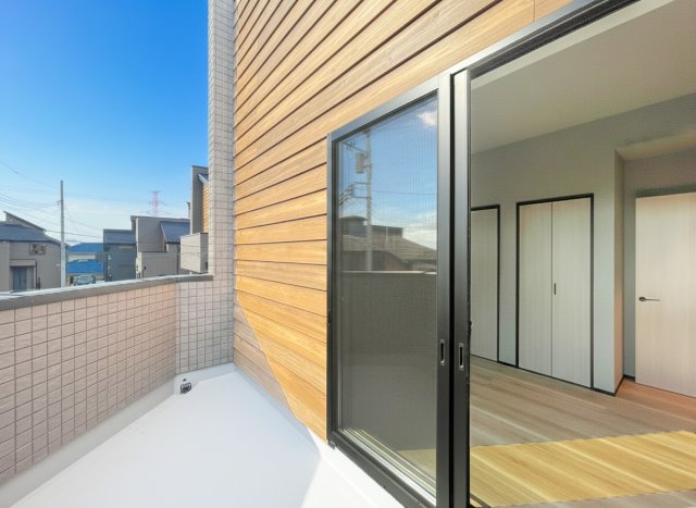 デザイナーズ新築分譲住宅！全23棟　泉区新橋町のバルコニー|お布団やシーツもまとめて干せます。広いバルコニーからたっぷりの光をうけたお布団やシーツから太陽の匂いが感じられます。1日のおわりに嬉しいですね。