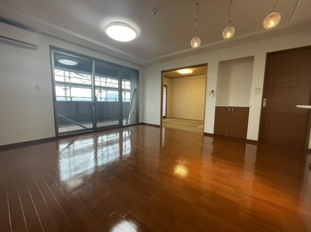 ロイヤルガーデン蓮池公園の居間・リビング