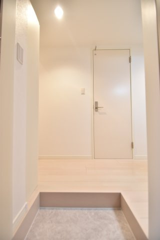 大阪市城東区鴫野西２丁目のアパートの玄関