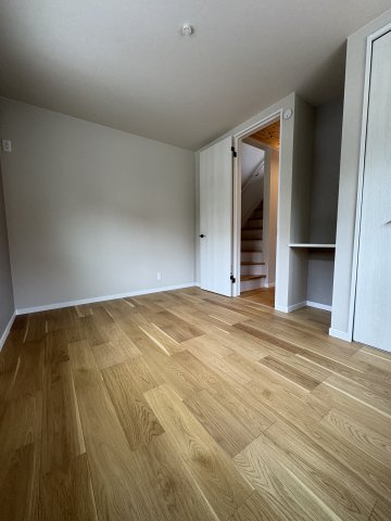 SKY LIVING HOUSE― 湘南の風薫る旧別荘地で、陽だまりと暮らす ―の洋室