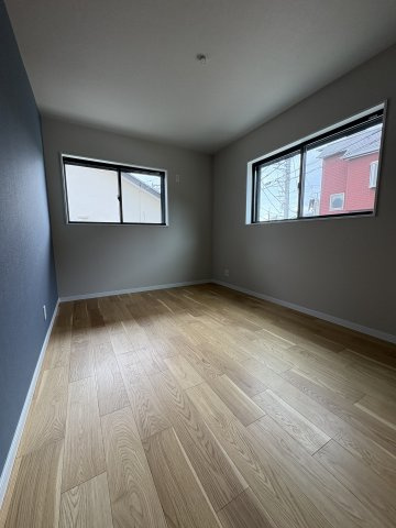 SKY LIVING HOUSE― 湘南の風薫る旧別荘地で、陽だまりと暮らす ―の洋室