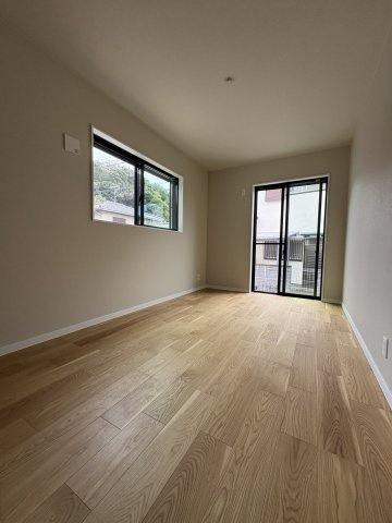 SKY LIVING HOUSE― 湘南の風薫る旧別荘地で、陽だまりと暮らす ―の洋室