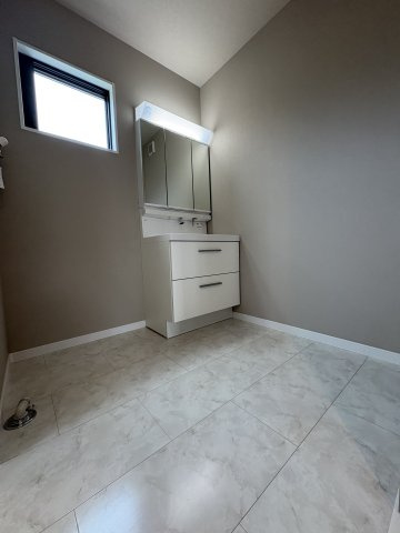 SKY LIVING HOUSE― 湘南の風薫る旧別荘地で、陽だまりと暮らす ―の洗面所