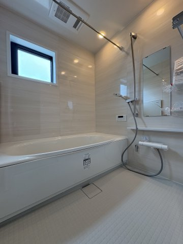 SKY LIVING HOUSE― 湘南の風薫る旧別荘地で、陽だまりと暮らす ―の浴室