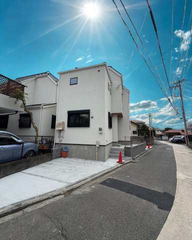 SKY LIVING HOUSE― 湘南の風薫る旧別荘地で、陽だまりと暮らす ―の前面道路含む現地写真