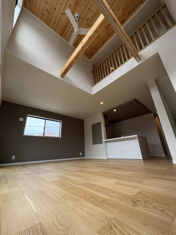 SKY LIVING HOUSE― 湘南の風薫る旧別荘地で、陽だまりと暮らす ―の居間・リビング