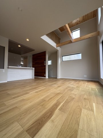 SKY LIVING HOUSE― 湘南の風薫る旧別荘地で、陽だまりと暮らす ―の居間・リビング