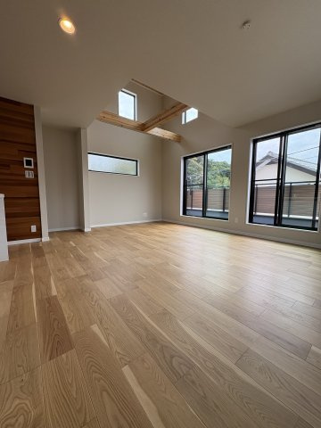 SKY LIVING HOUSE― 湘南の風薫る旧別荘地で、陽だまりと暮らす ―の居間・リビング