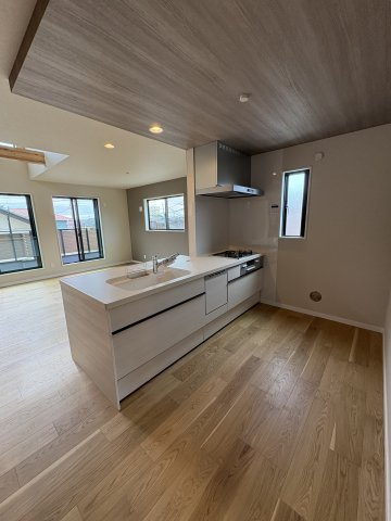 SKY LIVING HOUSE― 湘南の風薫る旧別荘地で、陽だまりと暮らす ―の居間・リビング