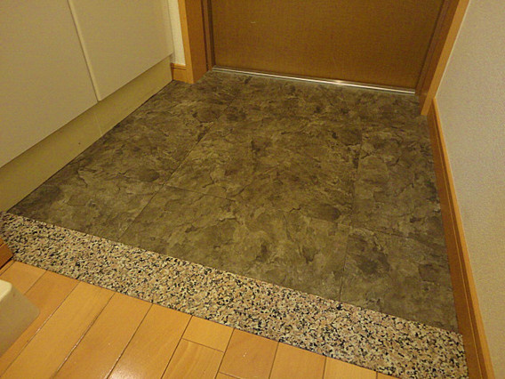 レジディア三宮東の玄関