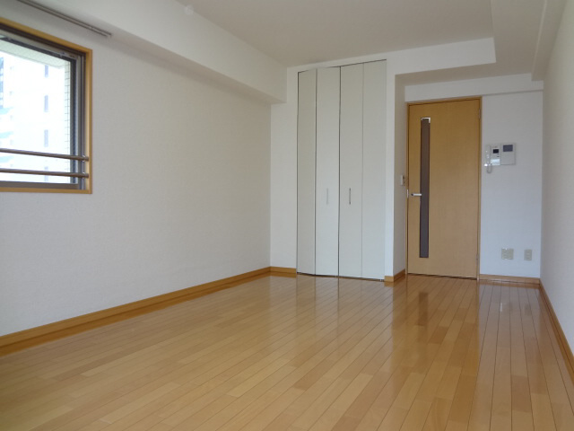 レジディア三宮東の洋室
