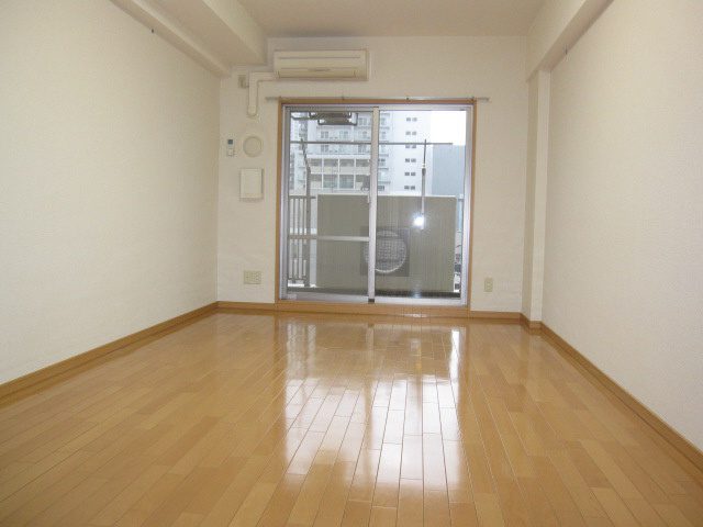 レジディア三宮東の洋室
