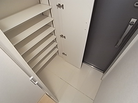 レジディア神戸磯上の玄関