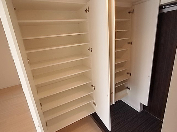 レジディア神戸元町通の玄関